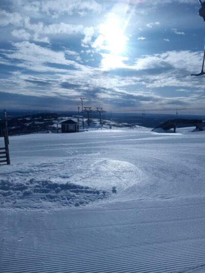 Hyvää huomenta ja iloista vappupäivää aurinkoisilta rinteiltä!🥳☀️
Tässä aamun sää- ja hissitiedot:
🔹 Yläasema +1°C, tuuli 5m/s
🔹 Ala-asema +3°C, tuuli 0m/s
🔹 Näkyvyys: Hyvä
🔹Ankkuri-hissi ja rinteet: 57, 59, 60 ovat suljettu tältä kaudelta.
Hissejä avoinna:
🔹 Klo 9-17: Ylläs, Perhe, Matto ja Naruhissi
🔹 Klo 10-17: Jokeri, Kuru, Ylläs Aurinko Express -tuolihissi, Tenava, Kulkuri, JokeriPokeri, Ankkurinappi, Aurinkosompa ja Dondo
🔹 Yhteys Ylläs Ski Resort, Ylläsjärvi avoinna 10-17.
🛷Perherinne 2 (53) on ainoastaan hissikelkkailukäytössä, avoinna 10.00-17.00
Reaaliaikaiset rinne- ja hissitiedot löydät osoitteesta: https://ski.yllas.fi/rinteet-ja-hissit/rinnekartta/ 
Skibussin aikataulut näet tästä: https://www.yllas.fi/skibus
---------------------------
Good morning from the slopes and happy May Day!☀️
Weather, lifts and slope situation today:
🔹 Top of the fell +1°C, wind 5m/s
🔹 Substation +3°C, wind 0m/s
🔹 Weather / visibility: Good
🔹Ankkuri lift and slopes: 57, 59, 60 are closed for this season. 
Lifts open:
🔹 at 9-17: Ylläs, Perhe, Carpet and Rope lift
🔹 at 10-17: Jokeri, Kuru, Ylläs Aurinko Chair-lift, Tenava, Kulkuri, JokeriPokeri, Ankkurinappi, Aurinkosompa ja Dondo
🔹 The connection to Ylläs Ski Resort, Ylläsjärvi is open 10-17.
🛷Perherinne 2 (53) only for lift-assisted sledding! Open from 10am to 5pm.
You can find real-time slope and lift information at:
https://ski.yllas.fi/en/slopes-and-lifts/slope-map/ 
Ski bus schedules: https://www.yllas.fi/en/area-info/yllas-ski-bus