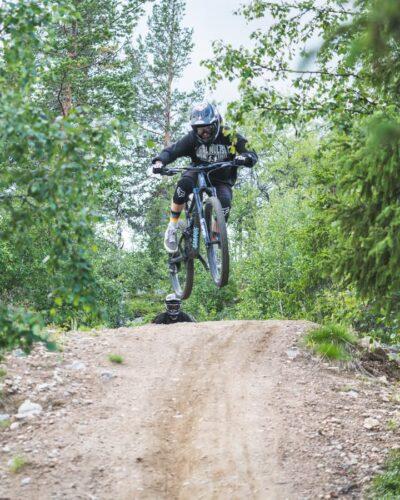 Vielä tämän viikon lauantaihin (31.5.) asti on ostettavissa Ylläs Bike Park kausikortti ennakkohintaan 219€ aik/175€ lapset. 
Ostoksille pääse täältä: 
https://yllas.skiperformance.com/fi/yllas_kesa/store#/fi/yllas_kesa/buy?skugroup_id=716

Nyt voit käyttää ostoon myös liikuntaetuja.
E-passin MarketPlacessa ennakkokausikortti on myynnissä nyt https://marketplace.epassi.fi/ Liikuntaedut ->Hiihtokeskus ->Ylläs Ski Resort, Ylläsjärvi. 

Smartum sekä Edenred ostot onnistuvat soittamalla numeroon +35816 510 3500 tai laittamalla viestiä sähköpostilla osoitteeseen south@yllasskiresort.fi

Huom! Emme ota enää vastaan liikuntaetuseteleitä!