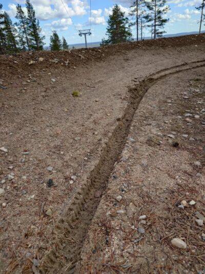 Kivaa keskiiikkoa tunturista! 
Reittihuolto on alkanut ja pyydämmekin, että reiteillä ei liikuta ennen kuin Bike Park avataan. Tästä kuvastakin näkyy, että märällä reitillä ajaminen aiheuttaa reittiin isoja vaurioita ja reittitiimille koituu siitä paljon lisähommia. 
Jos siis ajelet tunturissa päin, pysyttele kuitenkin poissa Bike Parkin reiteiltä tai saatat päästä lapiotalkoisiin! 😉

Ei tarvitse enää odotella kauaa, Bike Park avataan lauantaina 14.6.!